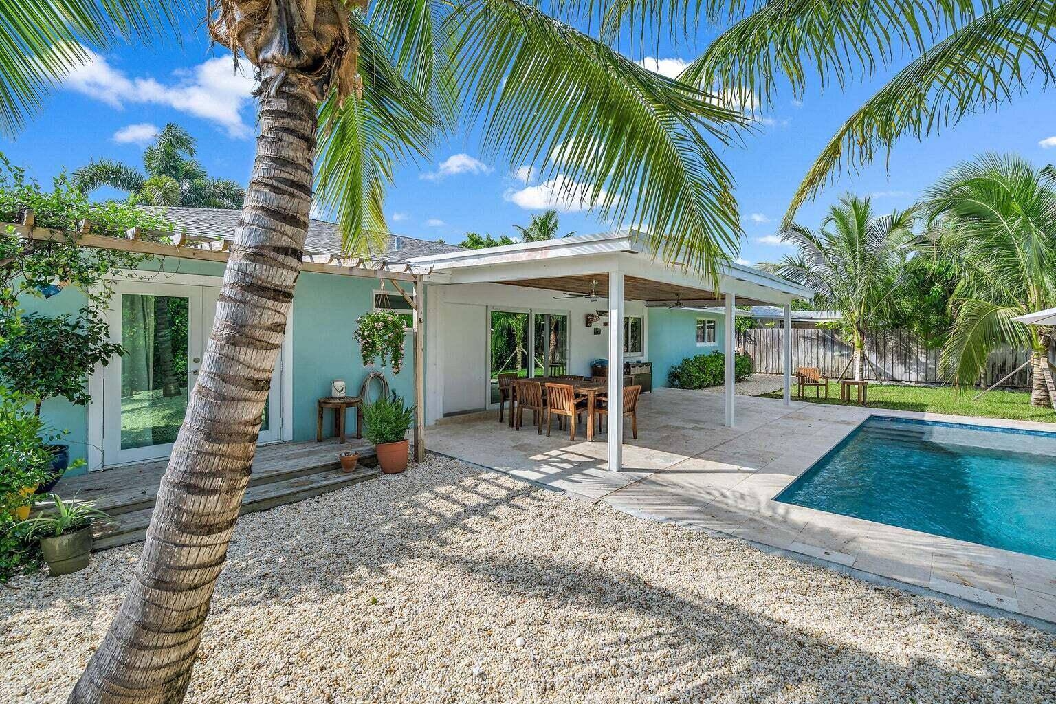 Rental in the Village of Tequesta, This 3 bedroom, 3 bath home is the tropical escape you have been searching for !