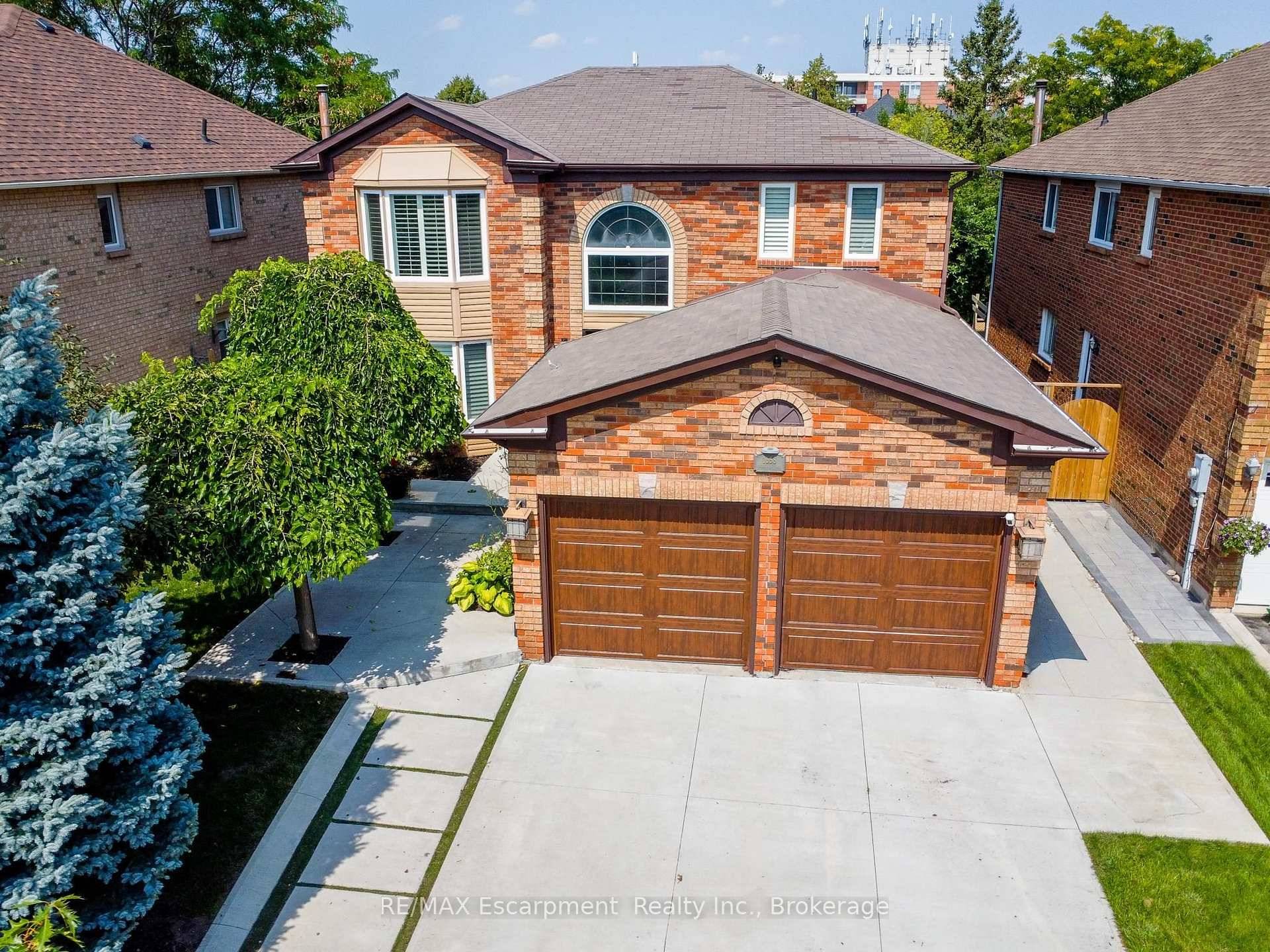 Beautiful Ravine Lot Home in Glen Abbey Backing on to Merchants Trail amp ; Across from Heritage Way Park.