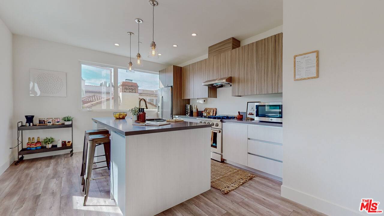 5500  W Olympic Blvd 2BR Hancock Park La