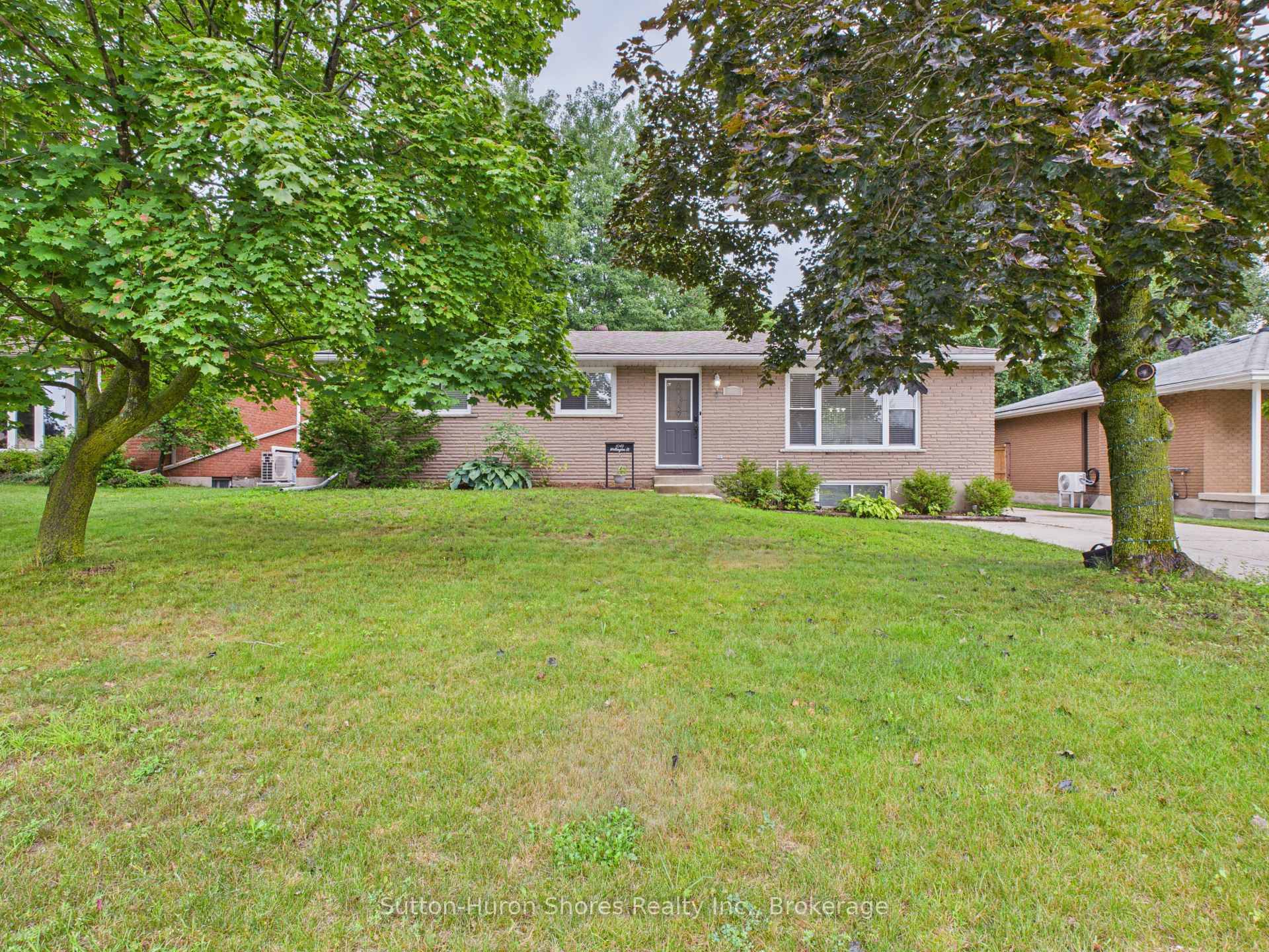 Welcome to 1049 Wellington Street !