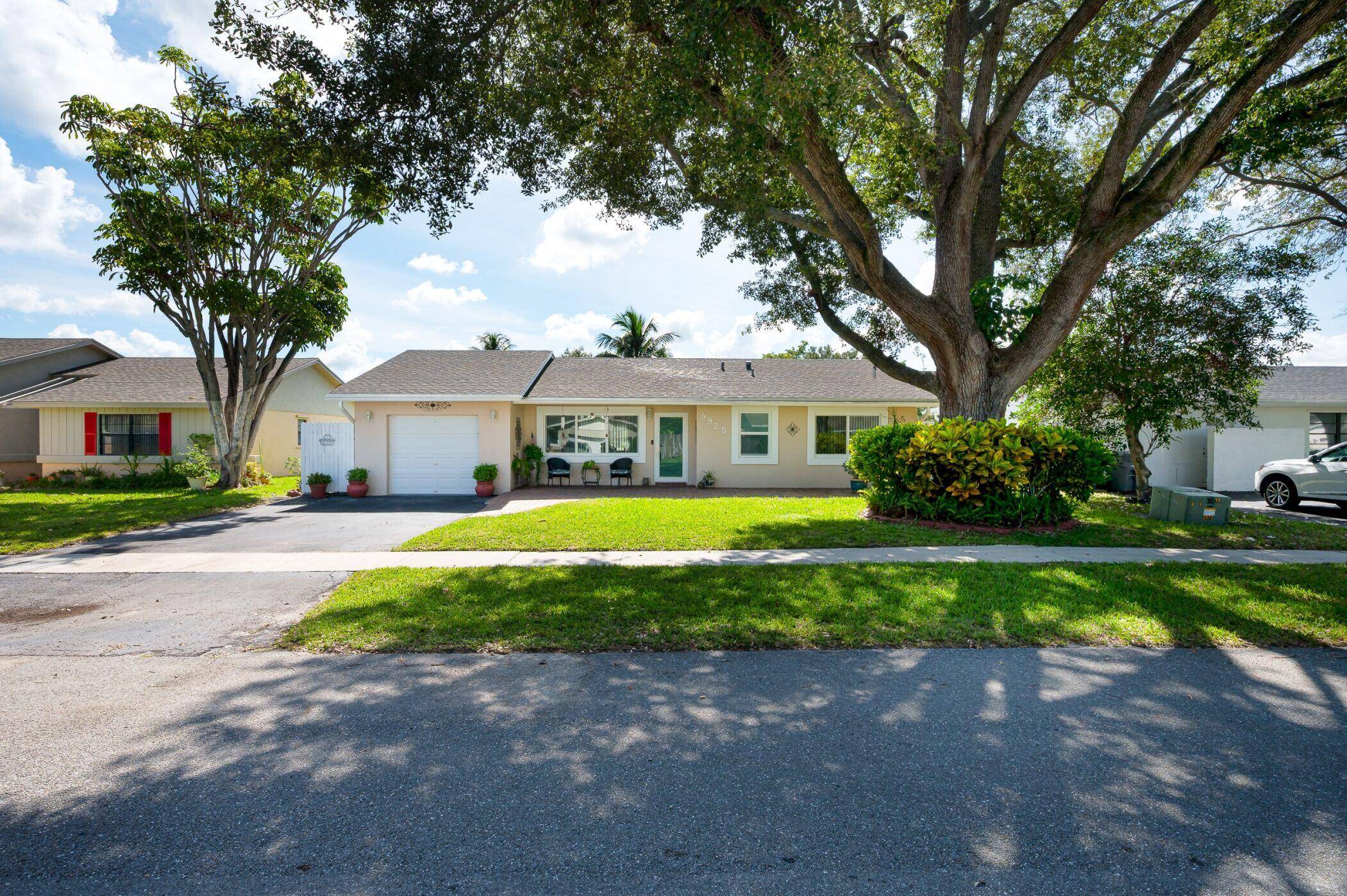127969 ; Spanish Isles Beauty Boca Raton, FL3 Bed 2 Bath 1 Car Garage Screened Lanai Large BackyardPride of Ownership Shines Throughout !