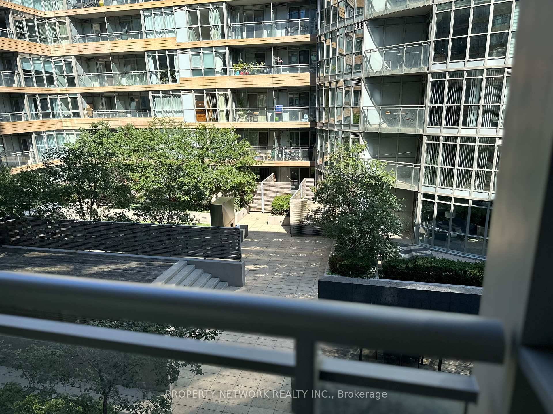 Welcome to this 1 Den condo perfectly situated just steps from the Lakeshore.