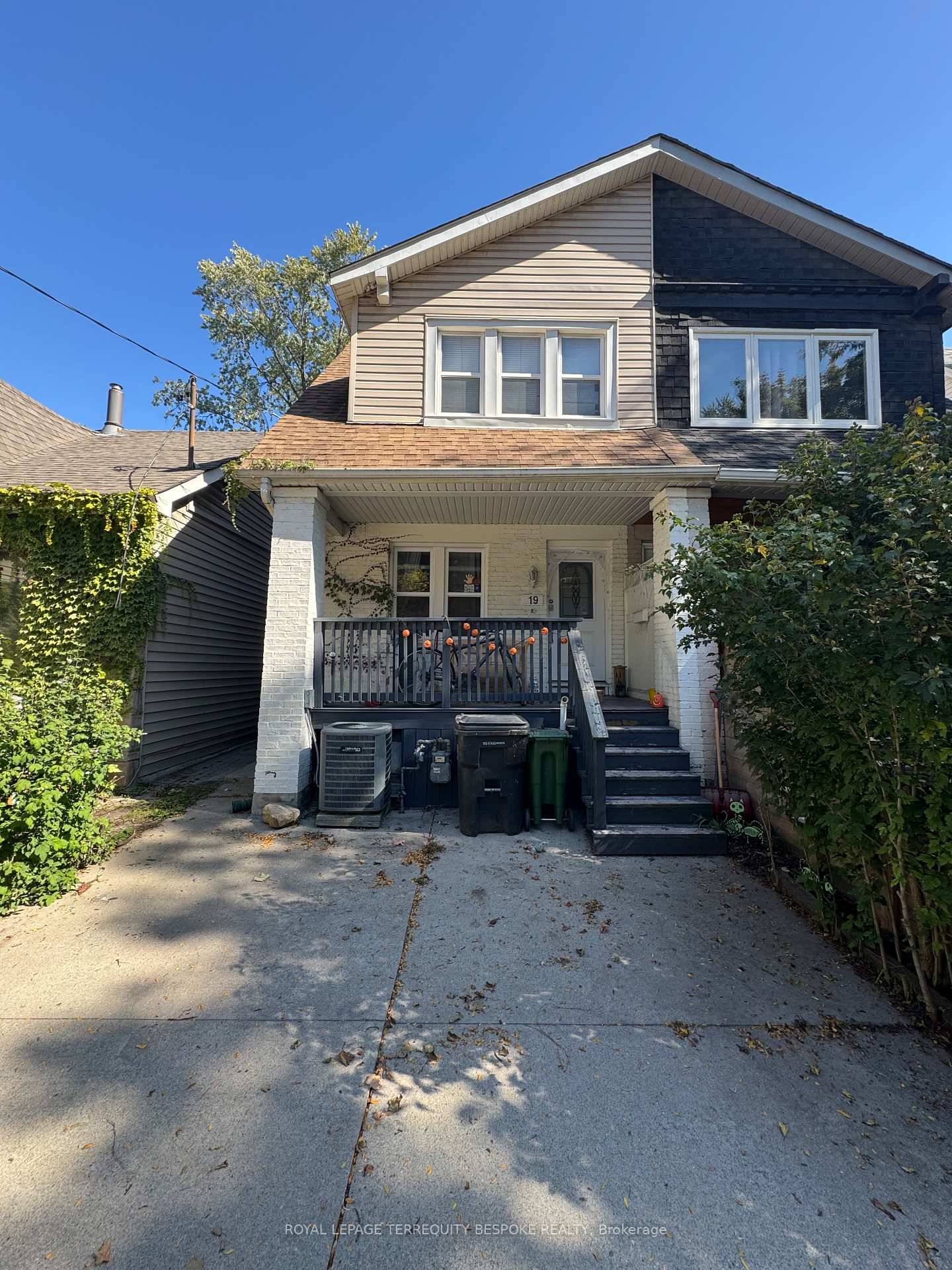 Welcome to 3 Upper, 19 Lewis Street, a charming 1 bedroom apartment nestled in South Riverdale.