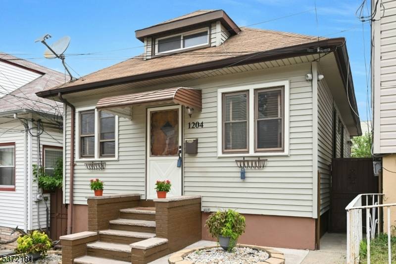 Move In Ready Single Family Home in Prime North Bergen Location.