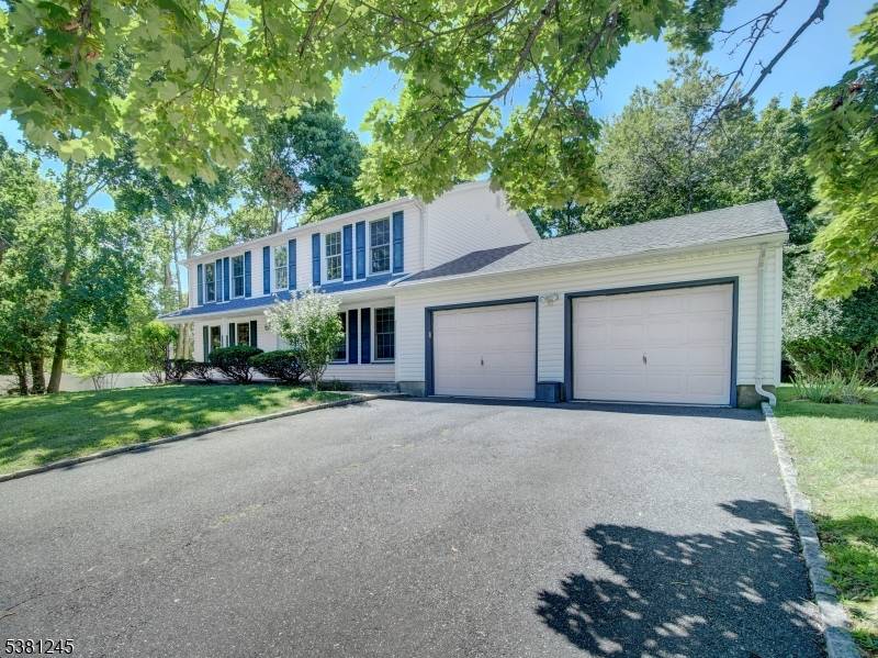 Welcome to this beautifully maintained single family home, ideal for comfortable living.