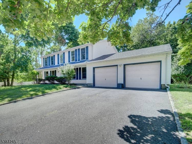 Welcome to this beautifully maintained single family home, ideal for comfortable living.