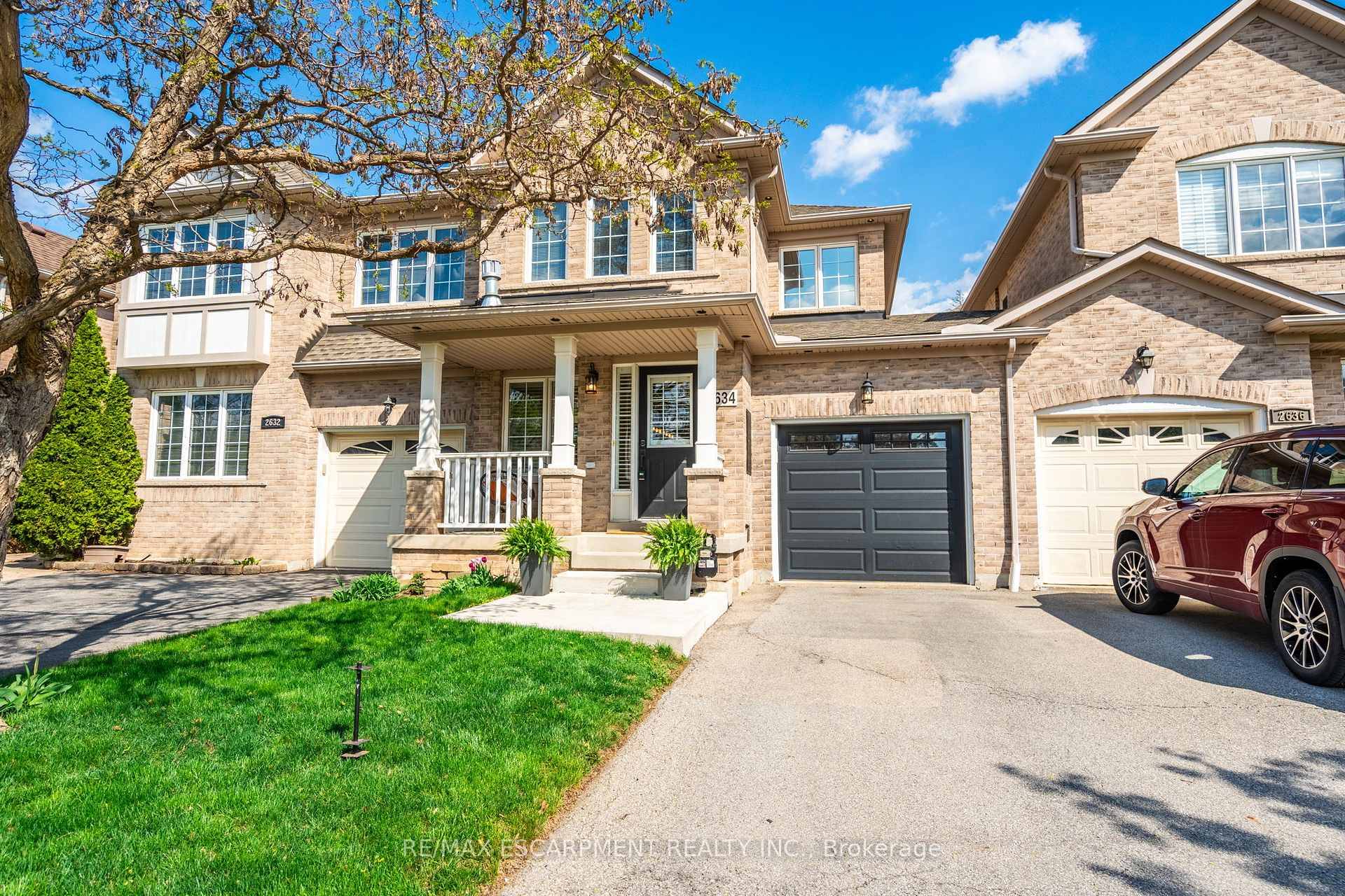 Welcome to 2634 Armour Crescent your perfect chance to break free from condo living and step into a spacious, move in ready home in Burlingtons desirable Millcroft neighbourhood.