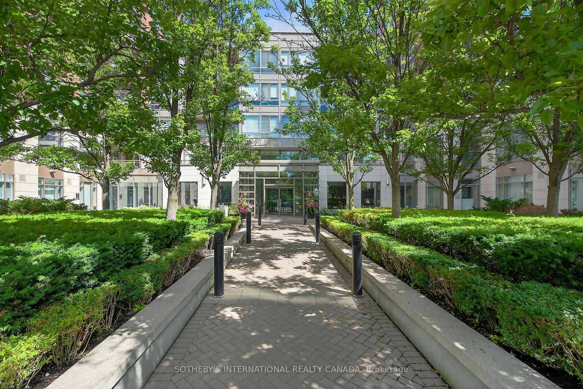 Discover contemporary waterfront living in this bright and spacious two bedroom, two bathroom suite, perfectly located in one of Toronto's premier Harbourfront condominiums.