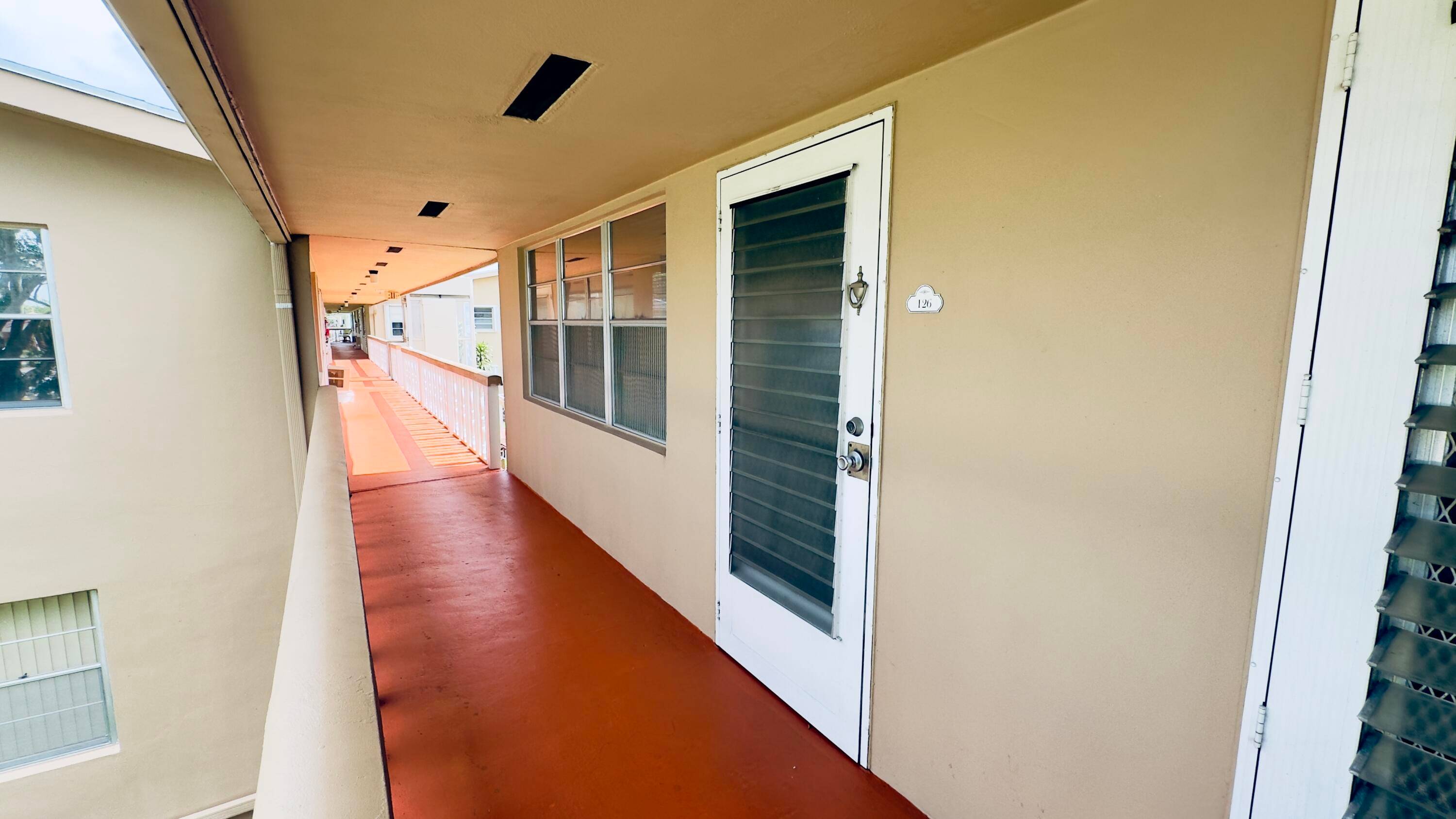 Beautifully condo located in the sought after Bedford section, this 1 bedroom, 1.