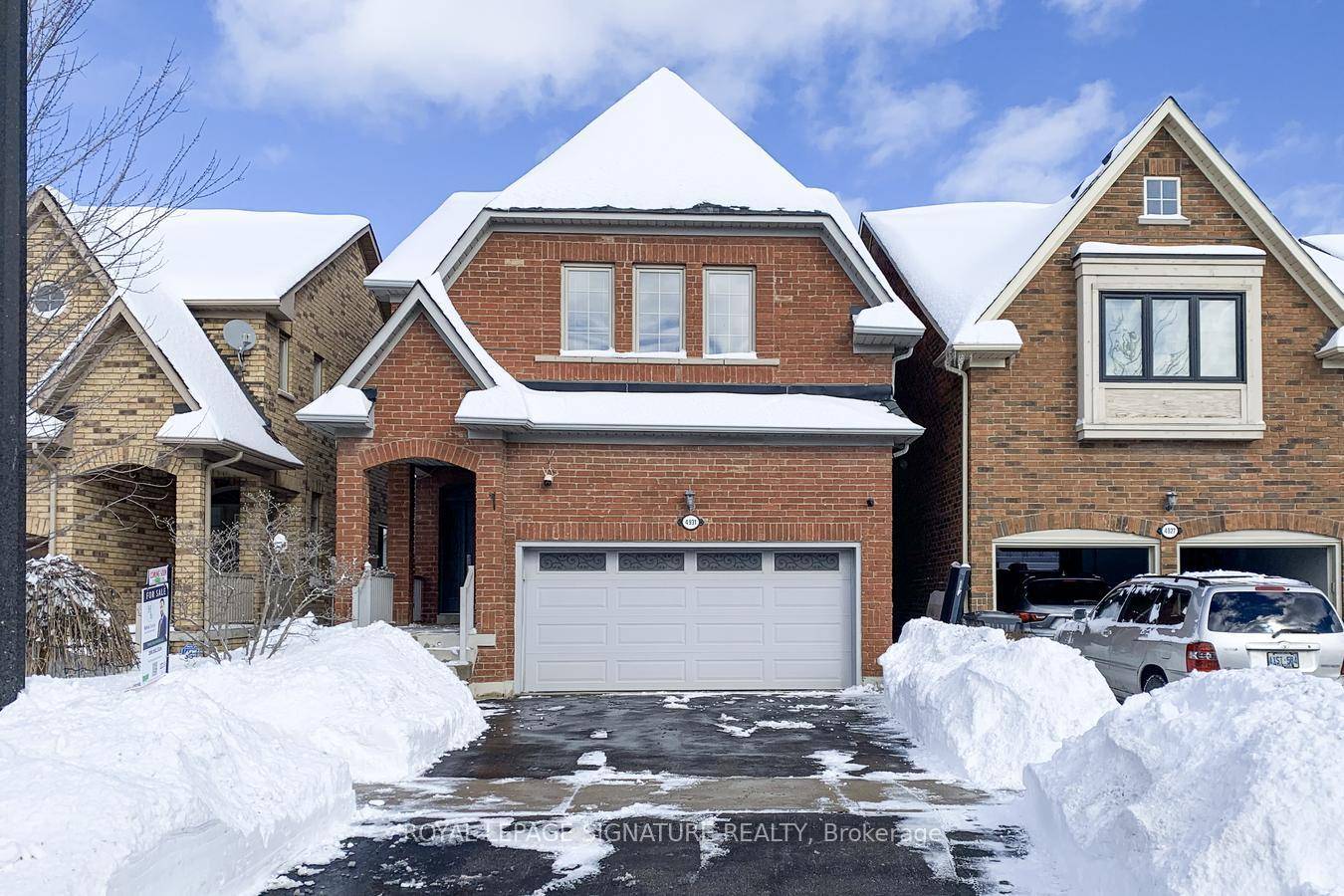Stunning family home in desirable Churchill Meadows with 4 bedrooms and a computer loft, offering a bright and functional layout.