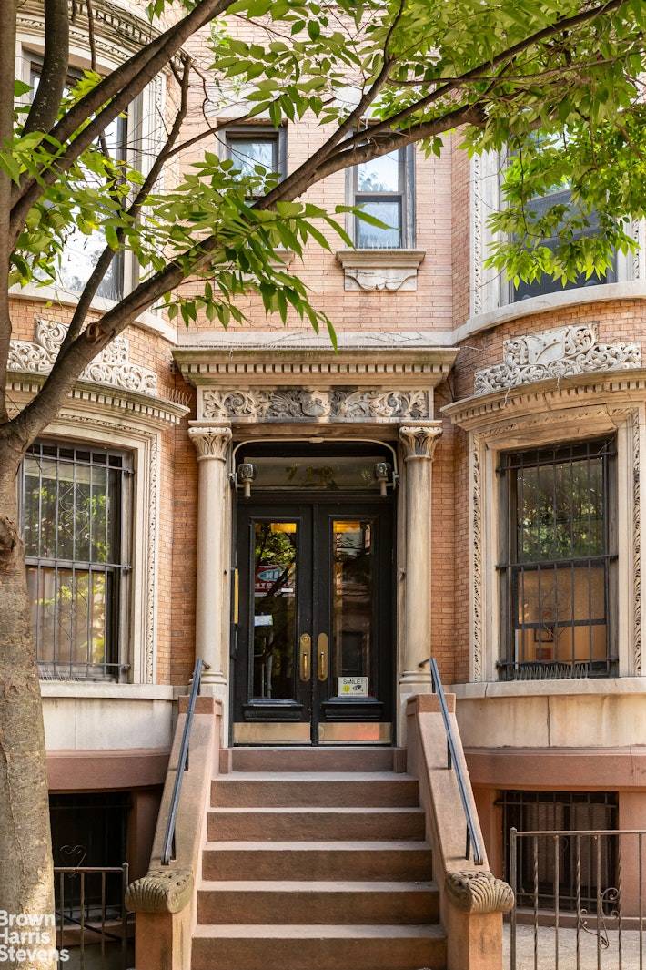 This Park Slope floor through is a rare opportunity located on a prime, tree lined street in Center Park Slope.