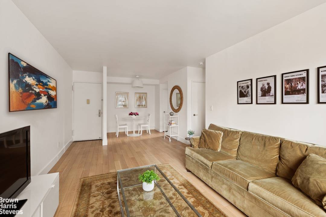 Move right into this perfectly scaled one bedroom apartment in top notch condition.