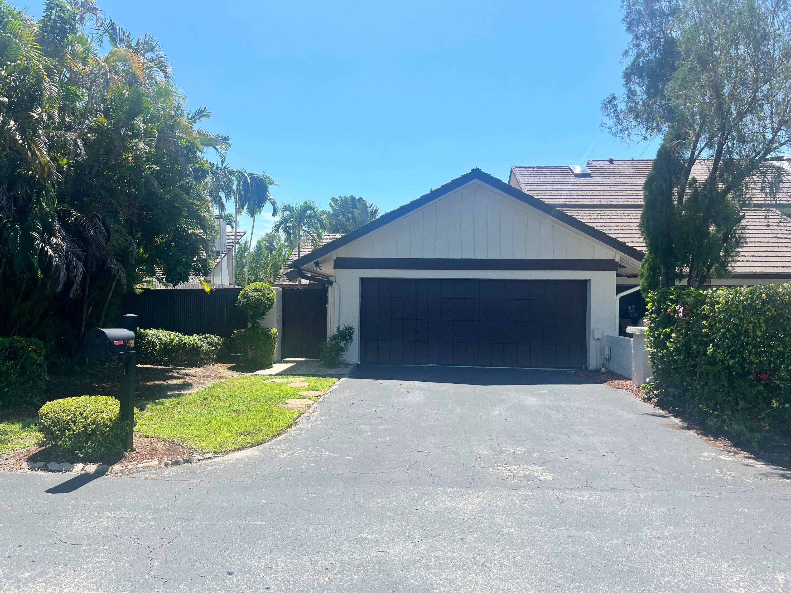 Welcome to your dream rental in the desirable Patio del Mar community !