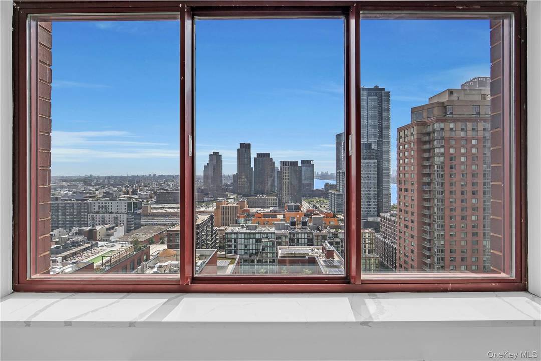 This spacious 1 bedroom apartment is on the 25th floor with south facing views of Hunters Point South, Brooklyn, East River and beyond.