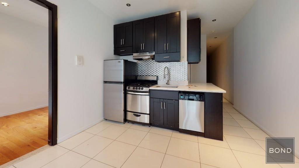 Gorgeous renovated 4 bedrooms, 1.