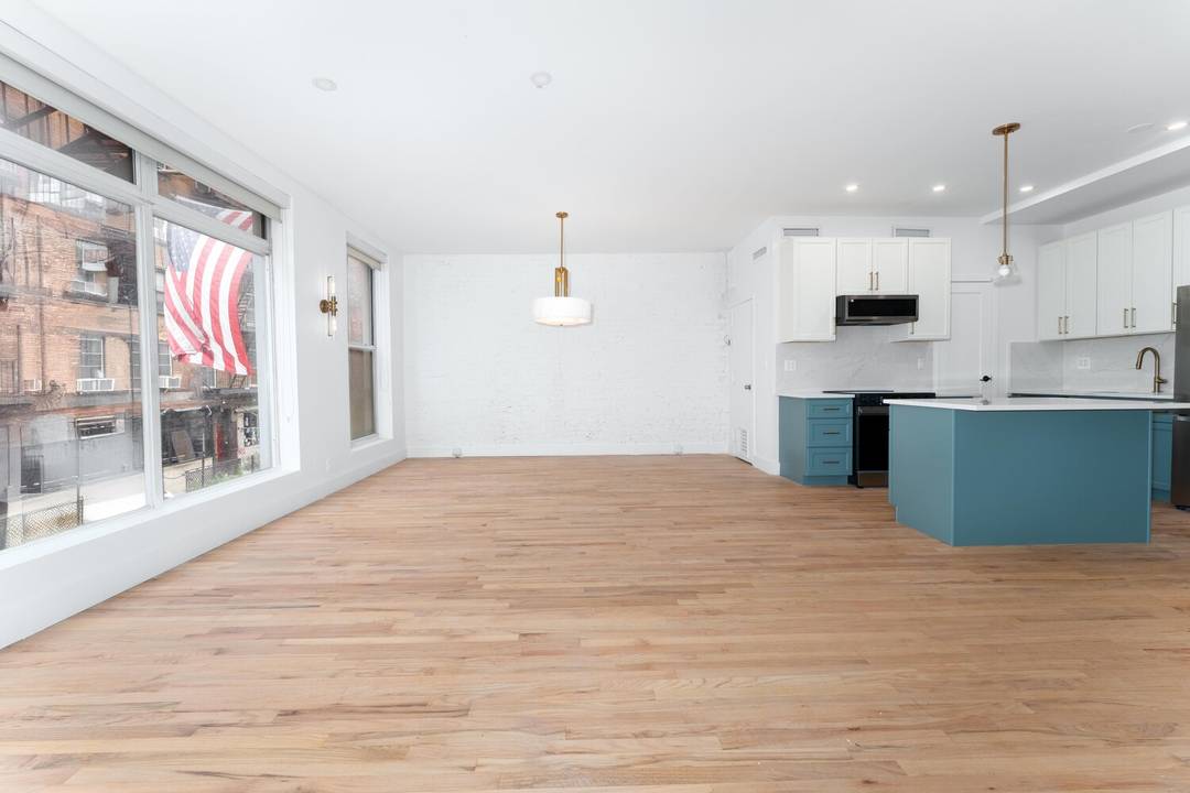 In the heart of DIME SQUARE !