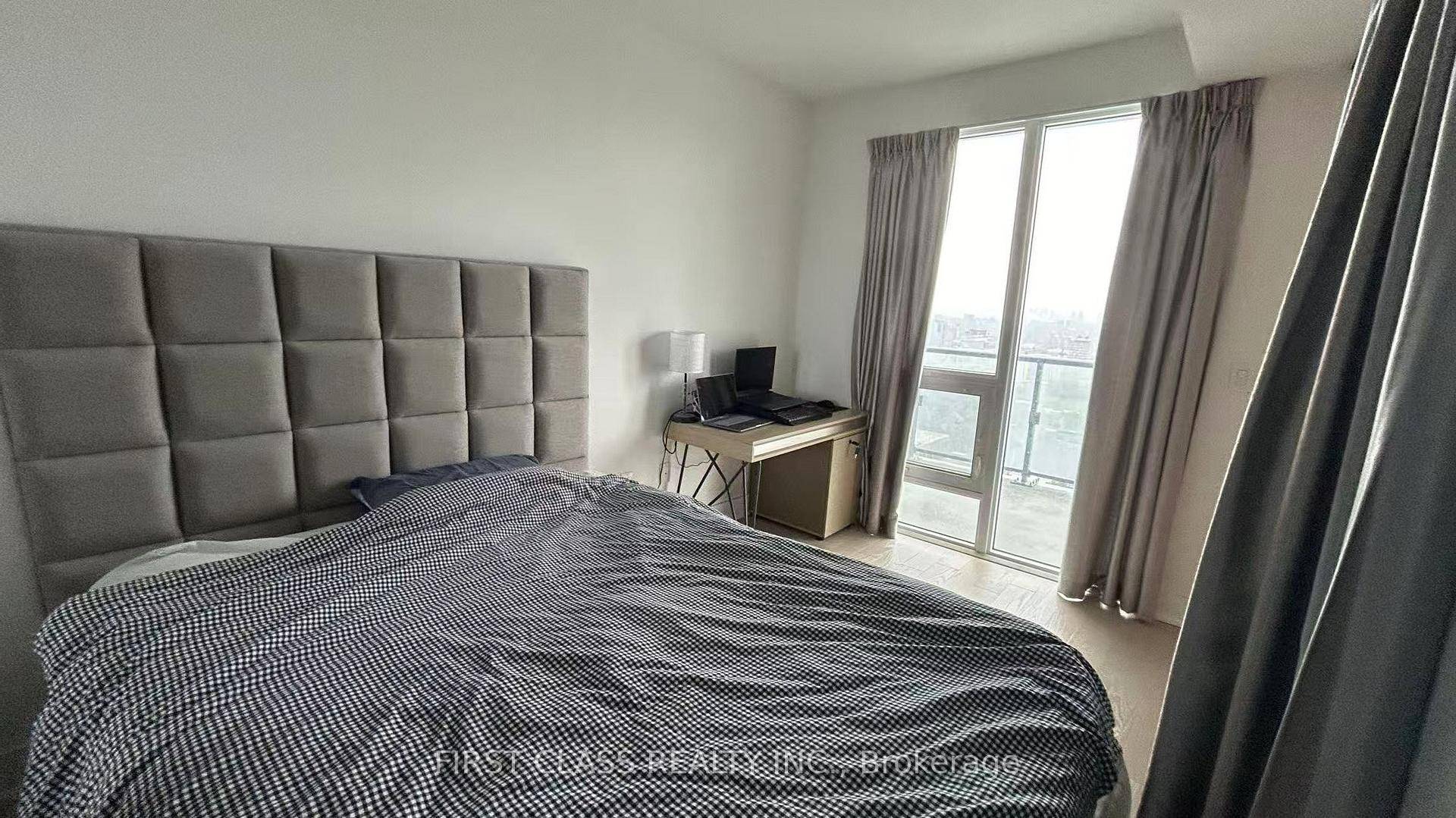 Shared Accommodations Furnished 2nd bedroom for Rent West Facing Unit with Stunning Full View of U of T Campus Spacious Condo 1200 sq ft Looking for a clean and easygoing ...