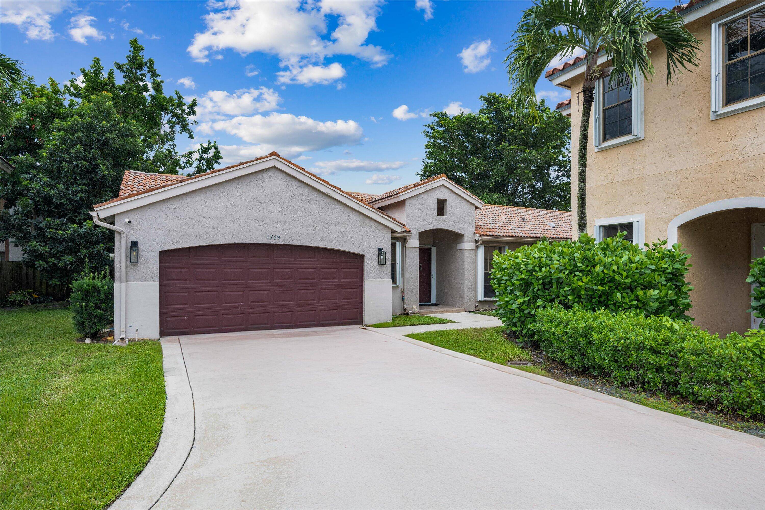 Ideally located less than ten minutes from WEF and Global, this beautifully appointed 3 bedroom, 2 bathroom home offers the perfect seasonal retreat.