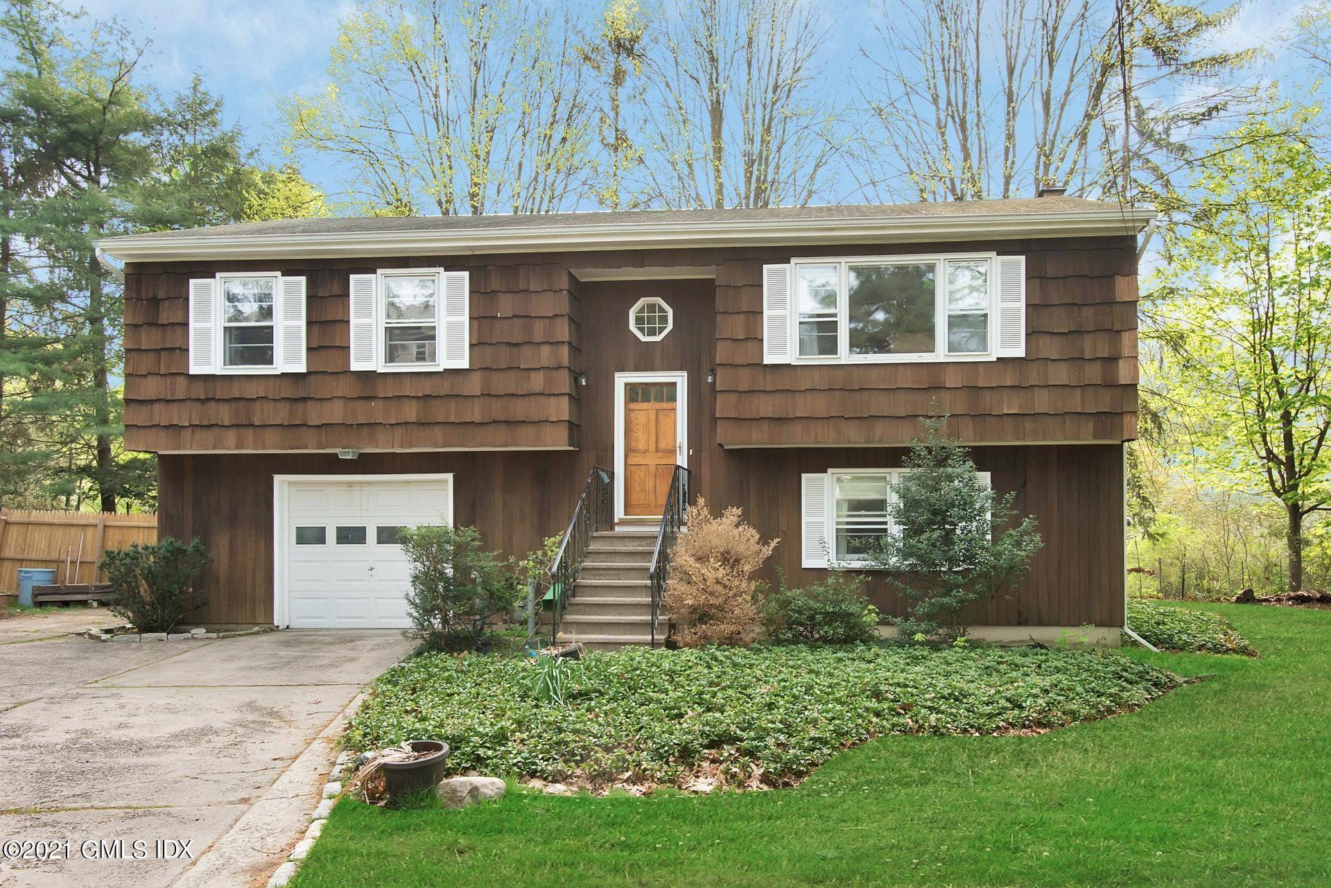 Comfortable raised ranch with 4 2.