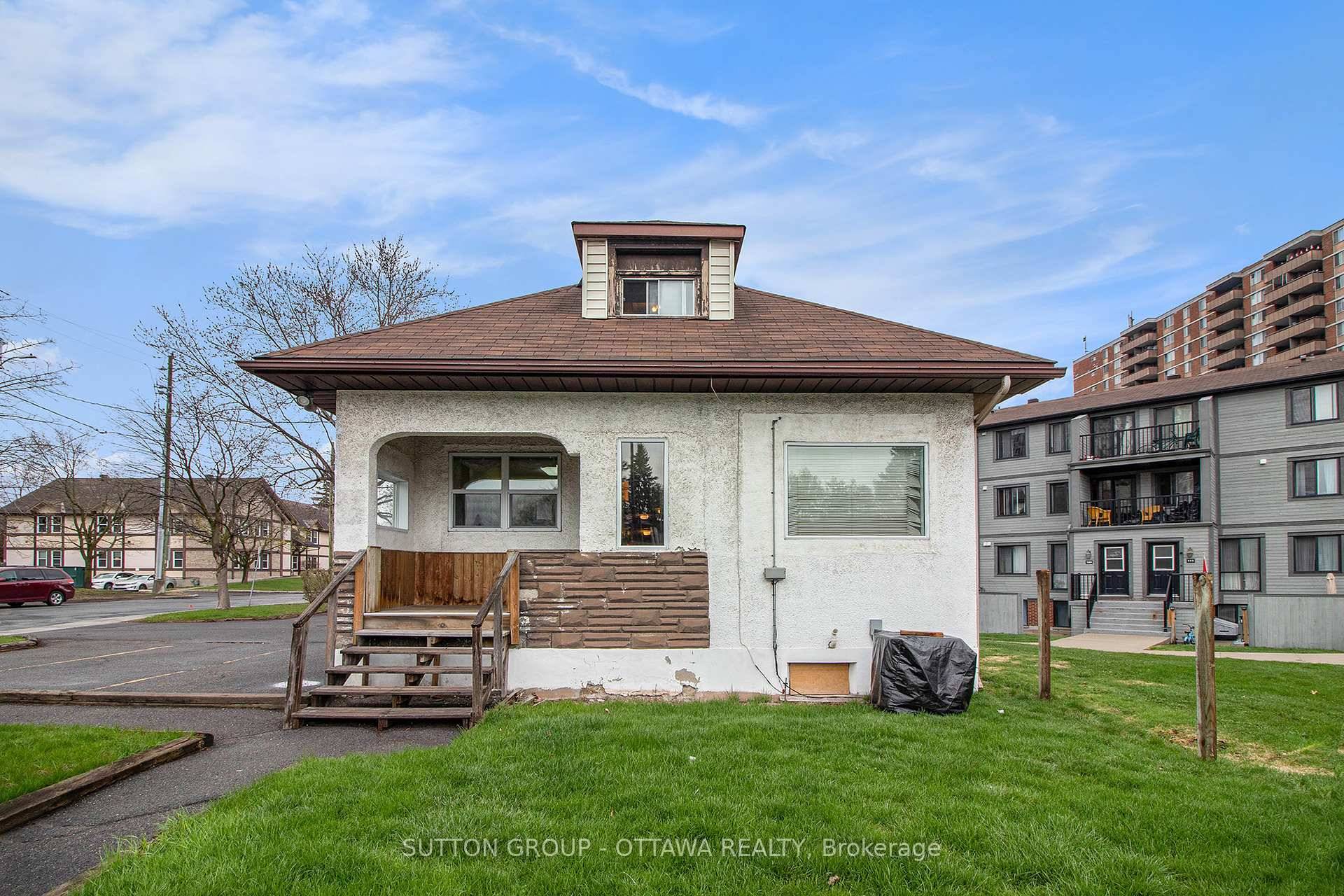 Exceptional Investment Opportunity in a Prime, High Traffic Location !