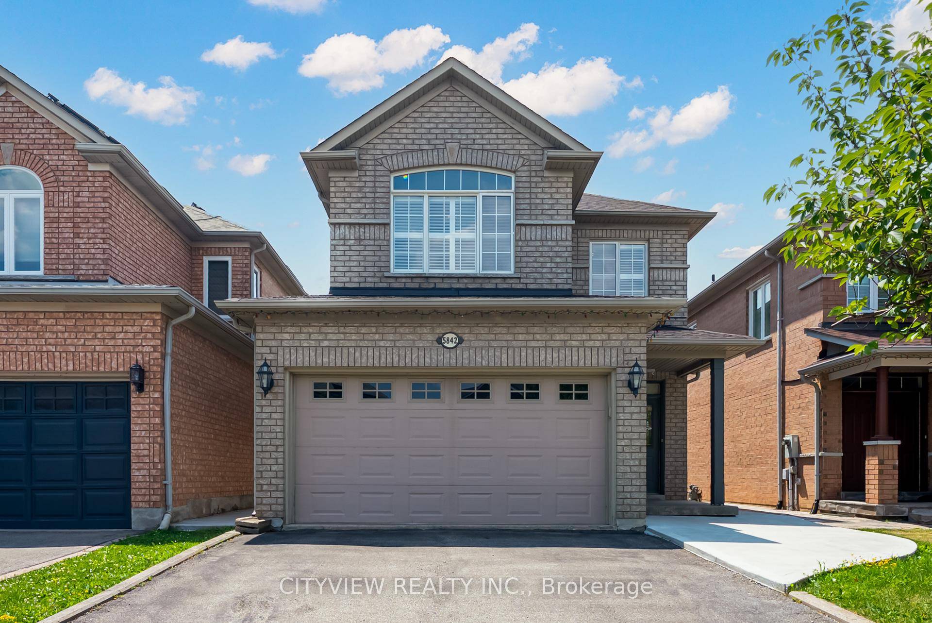 Welcome to this stunning, spacious detached home in the highly sought after Churchill Meadows community !