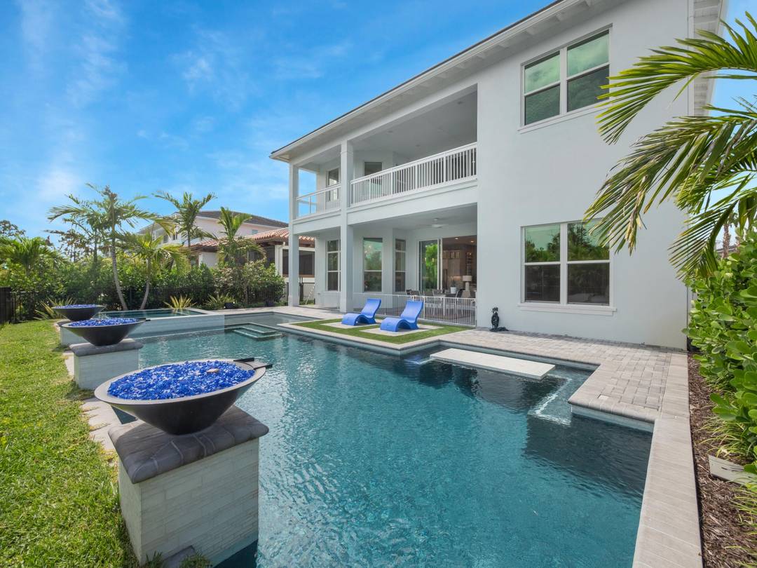 EXTRAORDINARY LUXURY AWAITS YOUR DREAM HOME BECKONS !