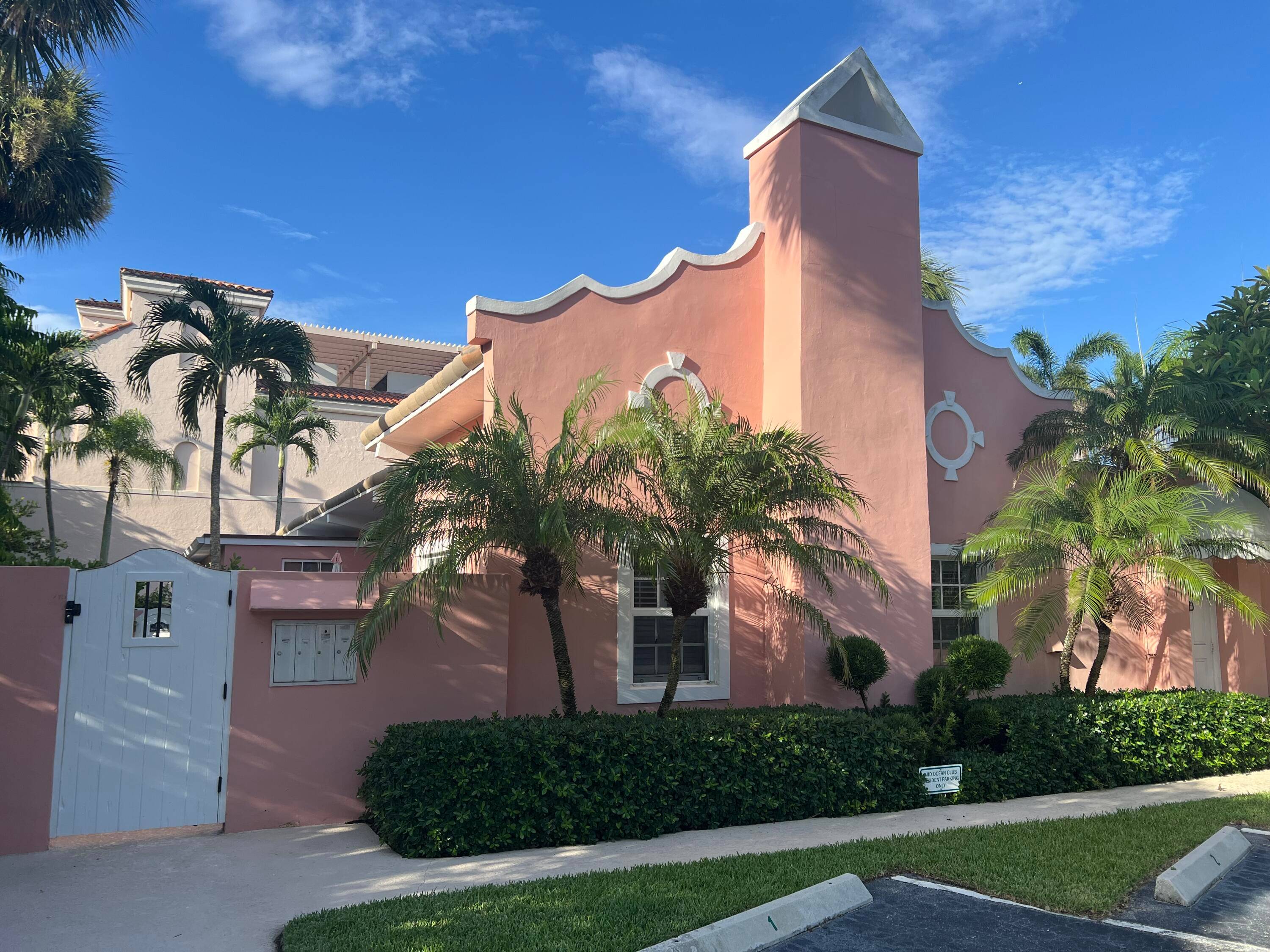Lovely 1 bedroom, 1 bath cottage in desirable Mid Ocean Club with private outdoor area, vaulted ceilings, galley kitchen and pool with off street parking.