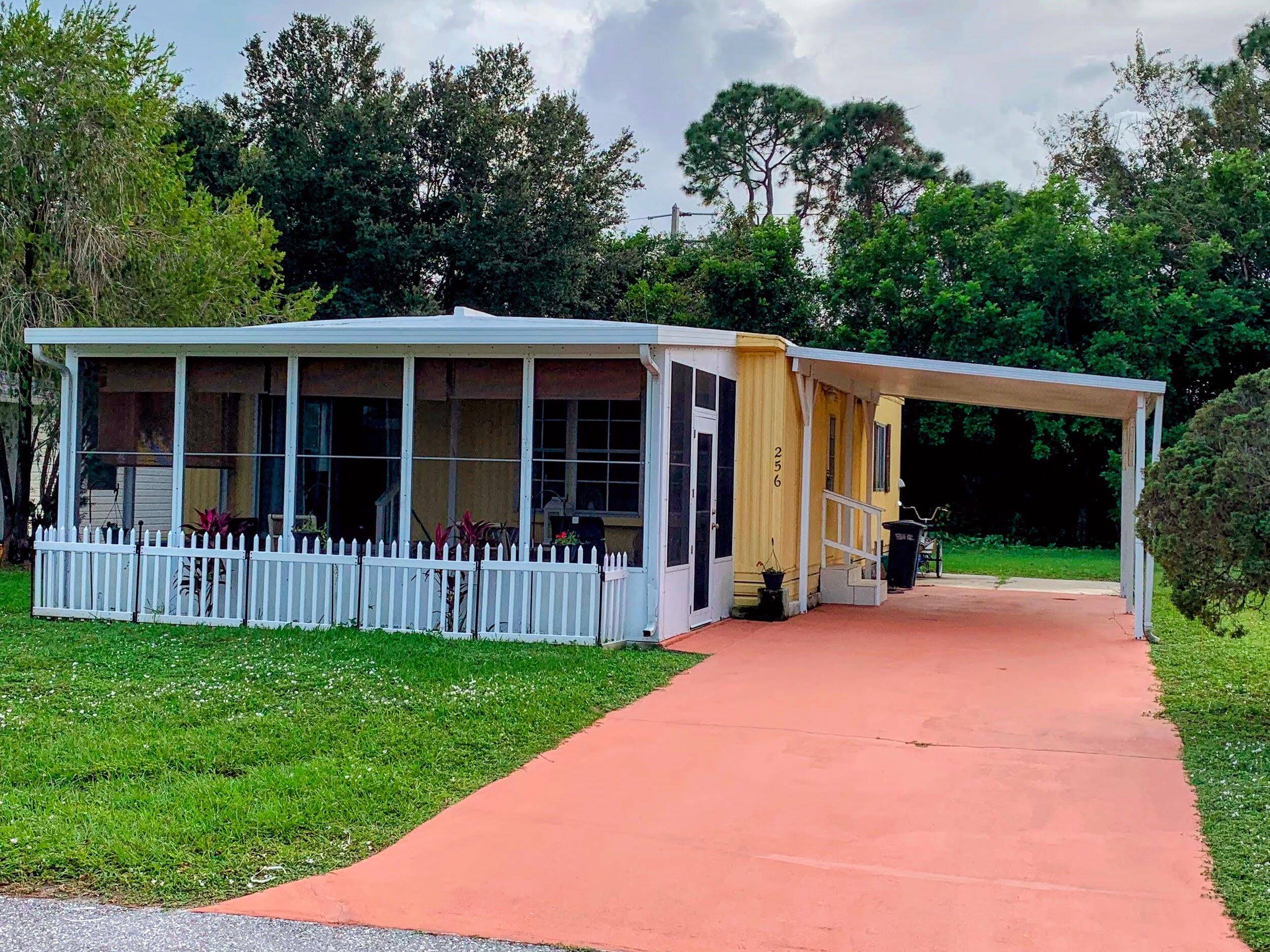 MOVE IN READY. Well maintained, fully furnished 2 bedroom and 2 bathroom manufactured home located in 55 community in Spanish Lakes Golf Village.