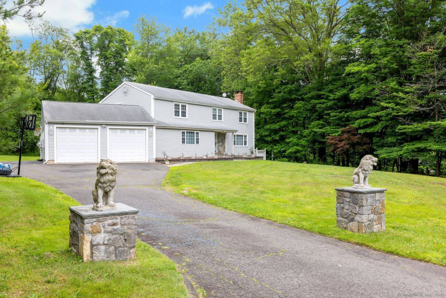 Beautiful 5 Bedroom Home in a Quiet Cul de Sac Move In Ready !