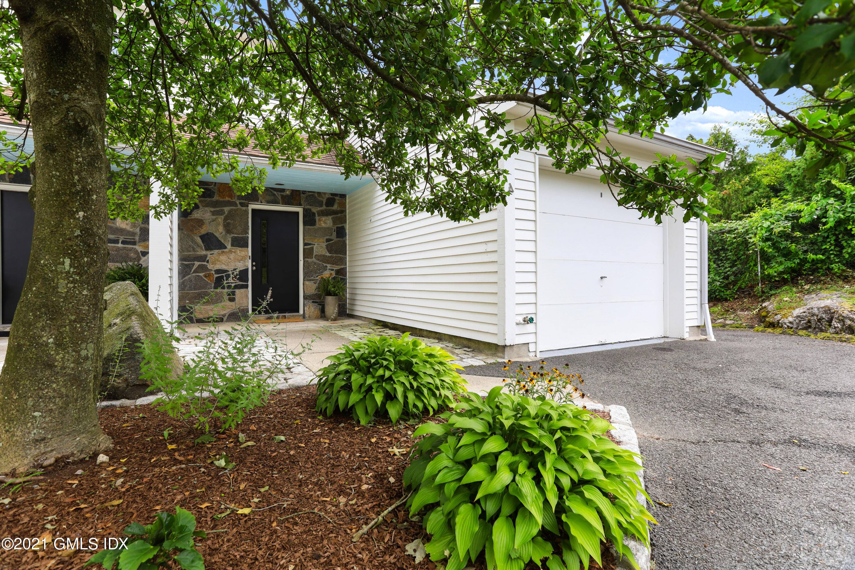 Modern and renovated, beautiful 3 bedroom townhouse on a quiet street near shopping and schools.