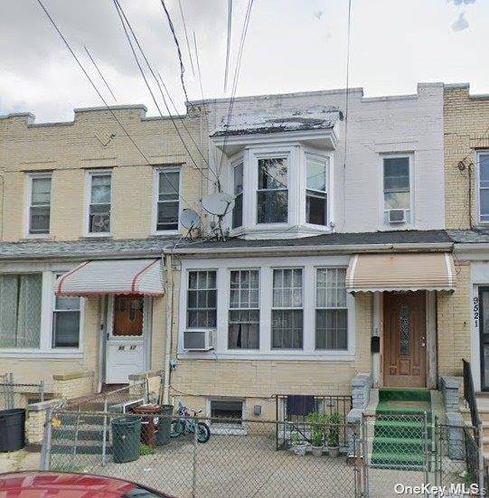 Welcome to this stunning 2 unit residence, perfectly designed for comfortable living and smart investing !