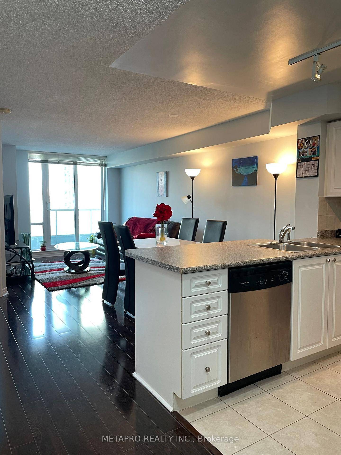 Clean amp ; Bright 1 Bedroom Den with 2 Full Bathrooms and 2 Parking's !