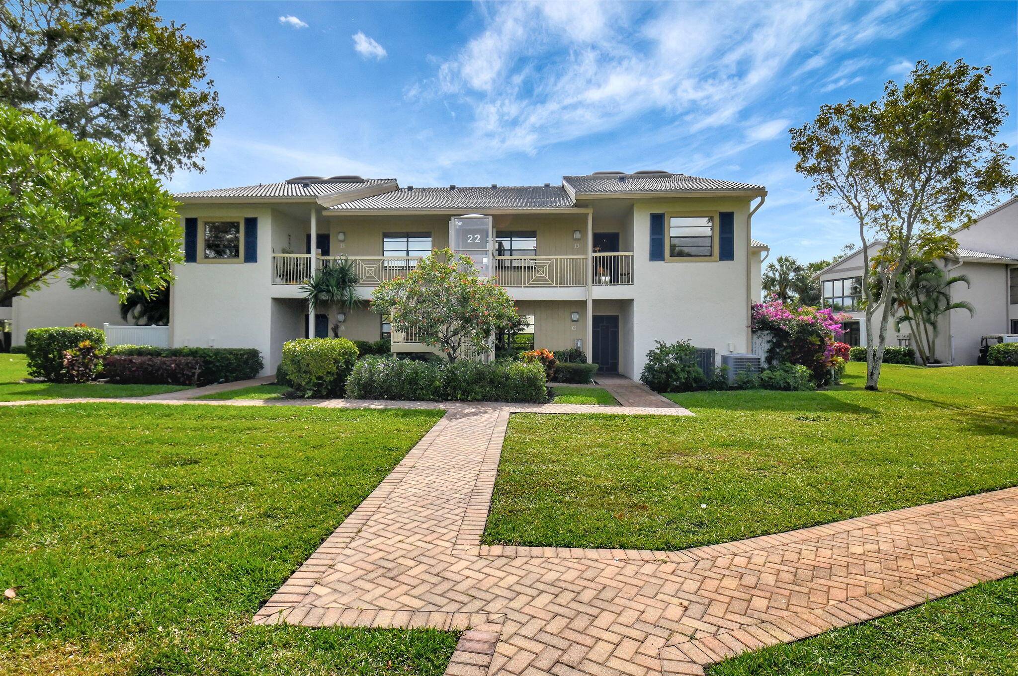 Wake up to breathtaking sunrises in this beautifully updated Eastgate convertible 3 bedroom condo currently set up as Den, perfectly positioned with an eastern exposure overlooking a sparkling lake.