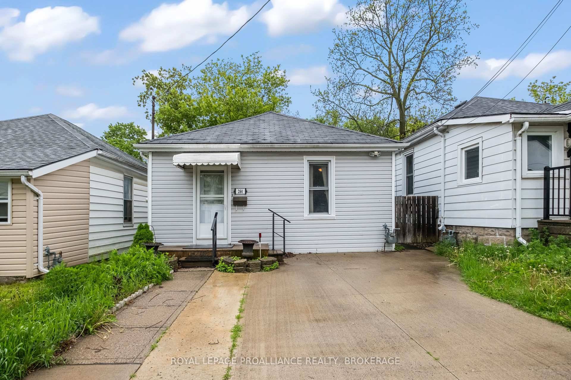 Looking for a home that's just the right mix of cozy charm, downtown buzz, and backyard oasis ?