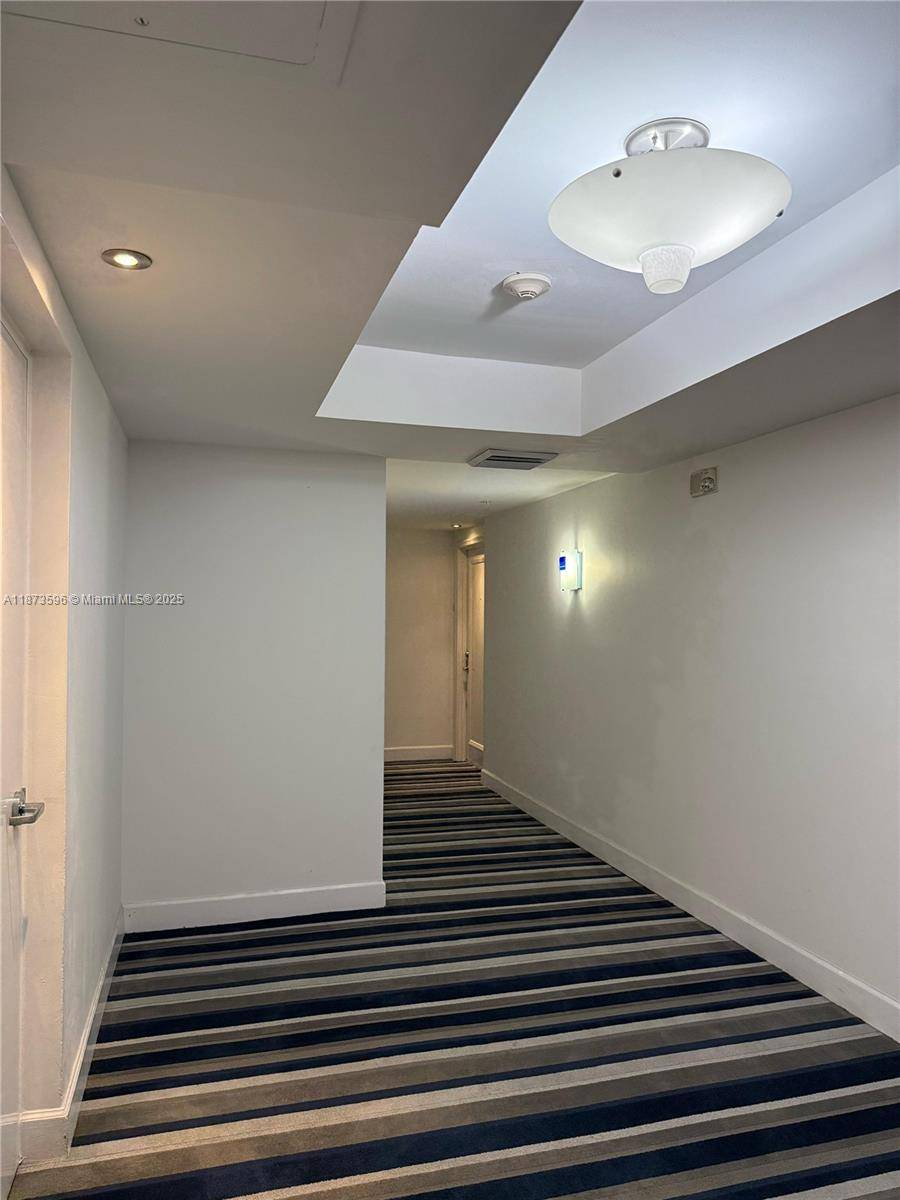 Beautiful 1 Bedroom, 1 Bathroom, with open Kitchen, granite counter tops, new washer amp ; dryer with laminated floors.