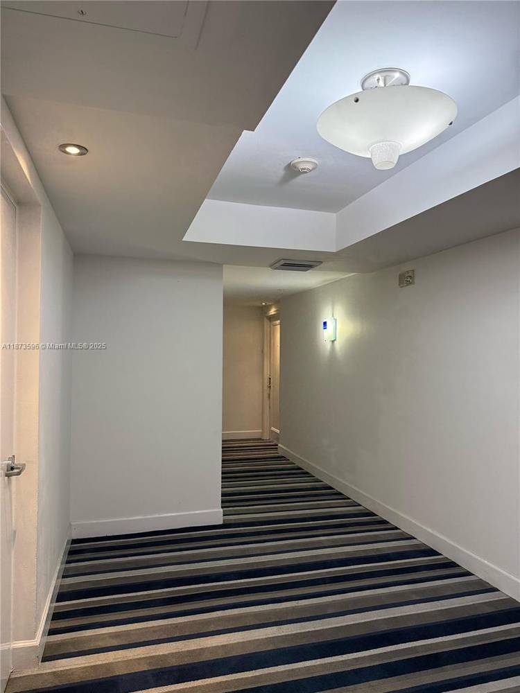 Beautiful 1 Bedroom, 1 Bathroom, with open Kitchen, granite counter tops, new washer amp ; dryer with laminated floors.