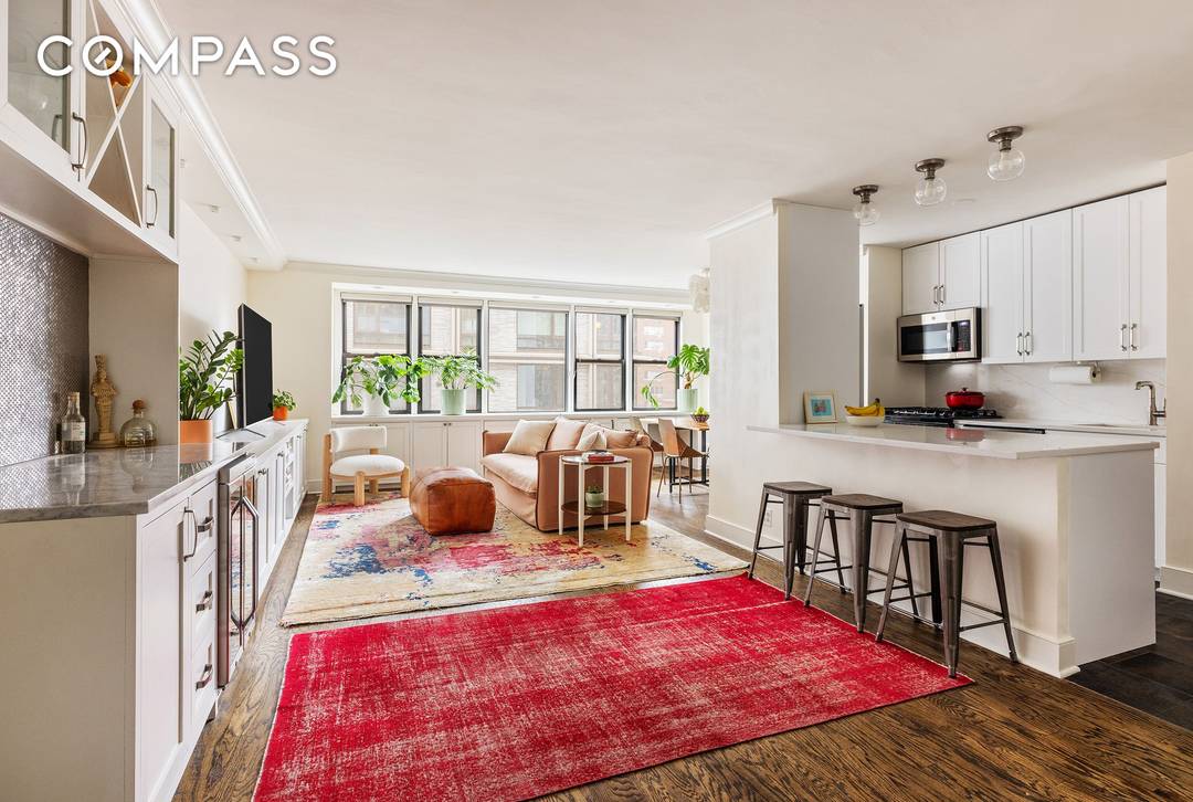 Seven floors up with bright southern exposure, 7R has the rare quality of feeling brand new in every detail.