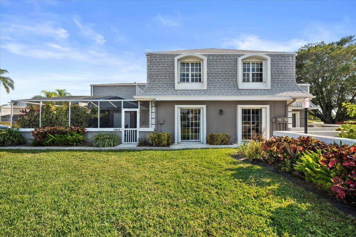 Prepare to fall in love with this beautiful 2 story townhome in the heart of Palm Beach Gardens !