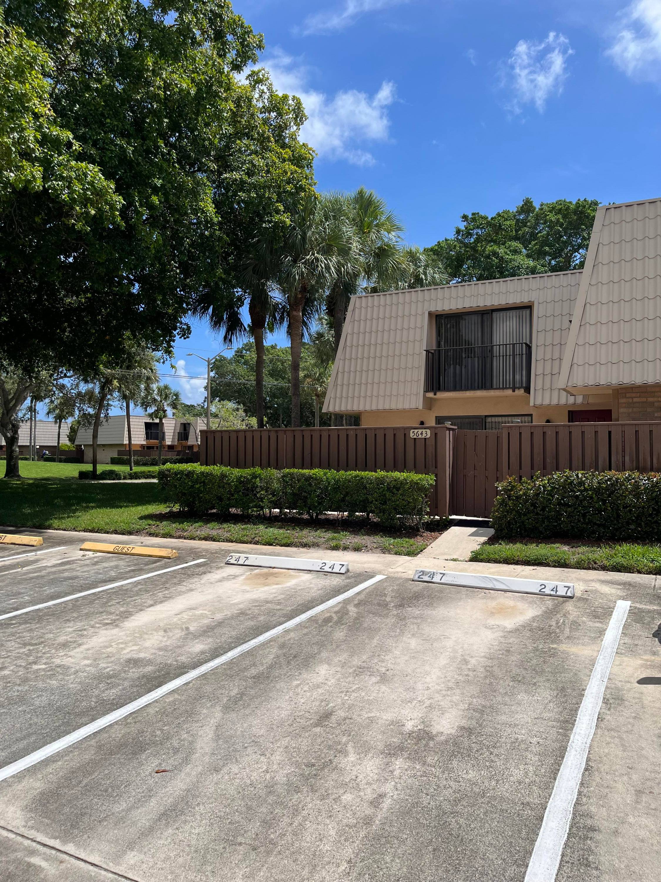 Welcome to paradise ! This 2 bed 2.