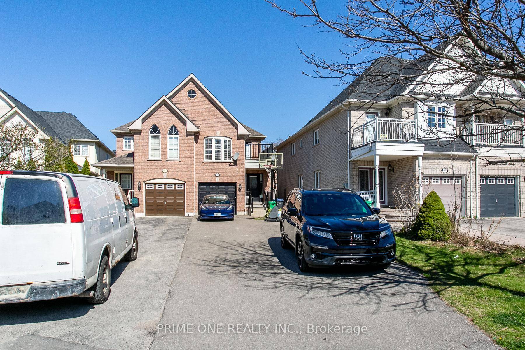 Welcoming 4 Bedroom Home on A Quiet Cul De Sac in a Highly Sought After Neighbourhood.