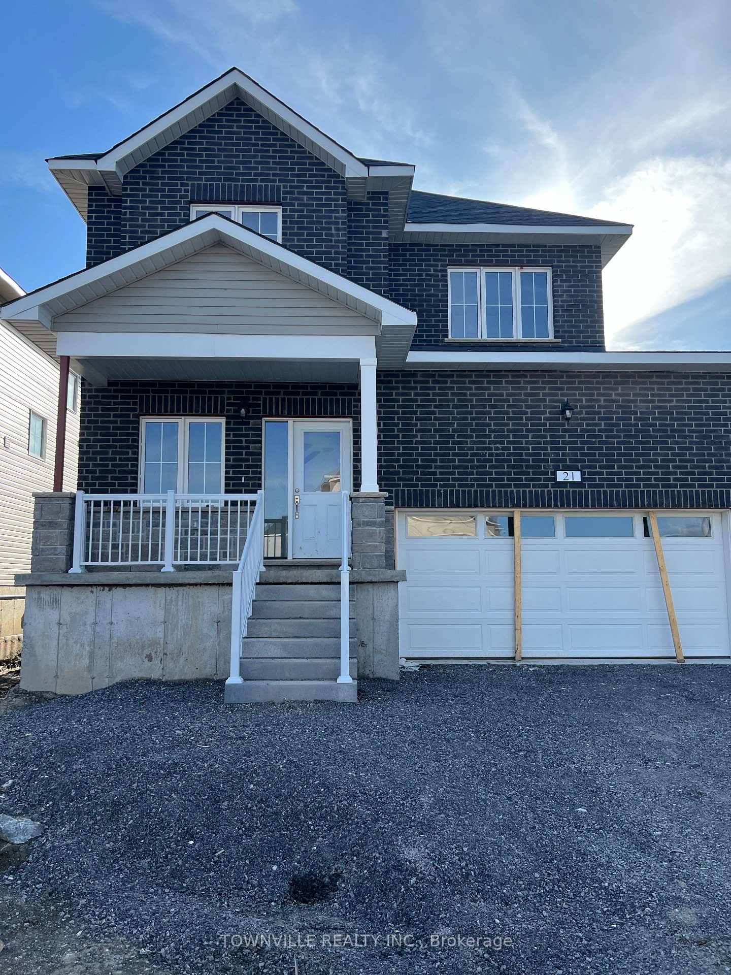 A brand new, 4 bedroom detached house is available now !