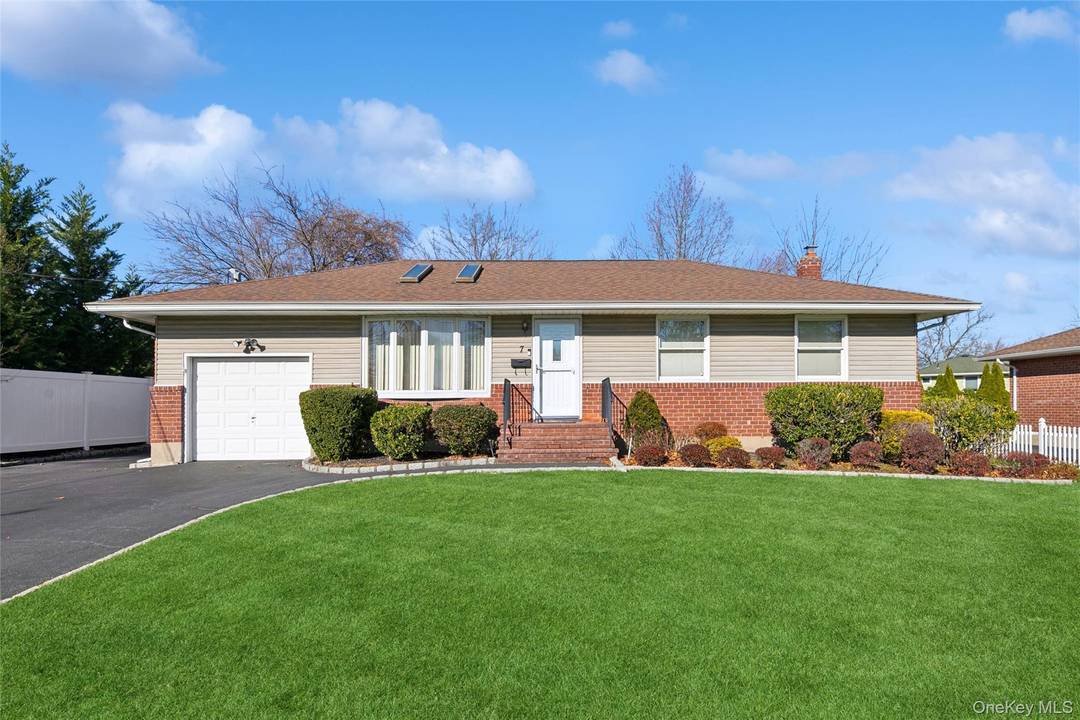 Welcome to 7 Joyce Lane in Commack !