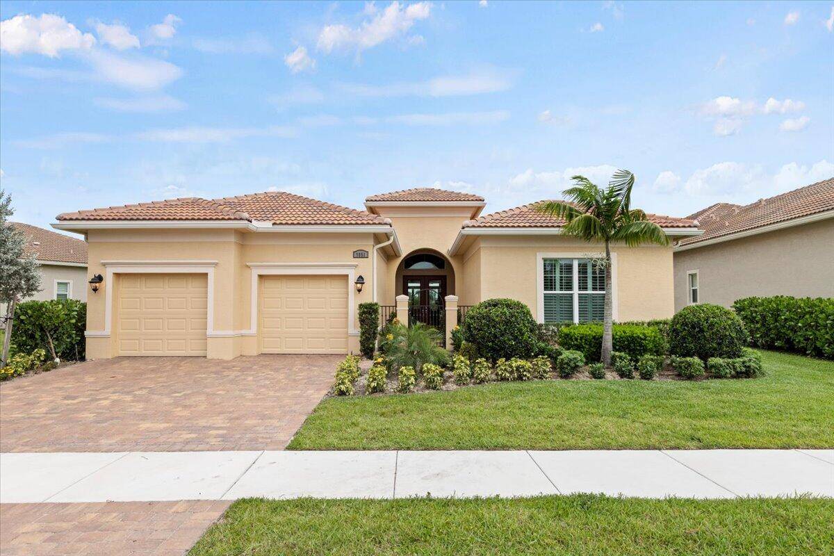Beautiful ''Collina'' Model in Verano PGA Village with Lake View !