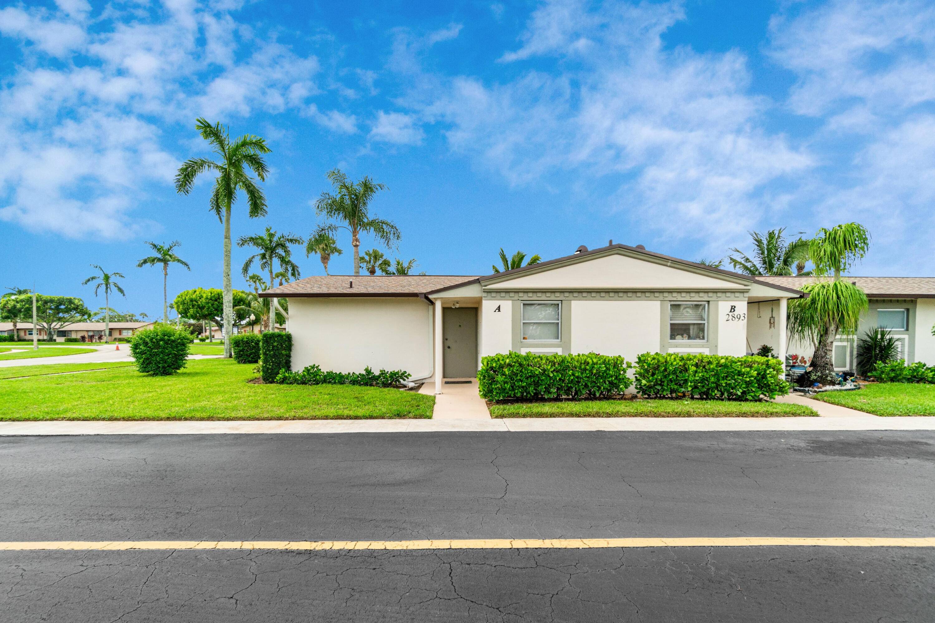 Rarely available end unit for sale in Crosley at Cresthaven Villas !