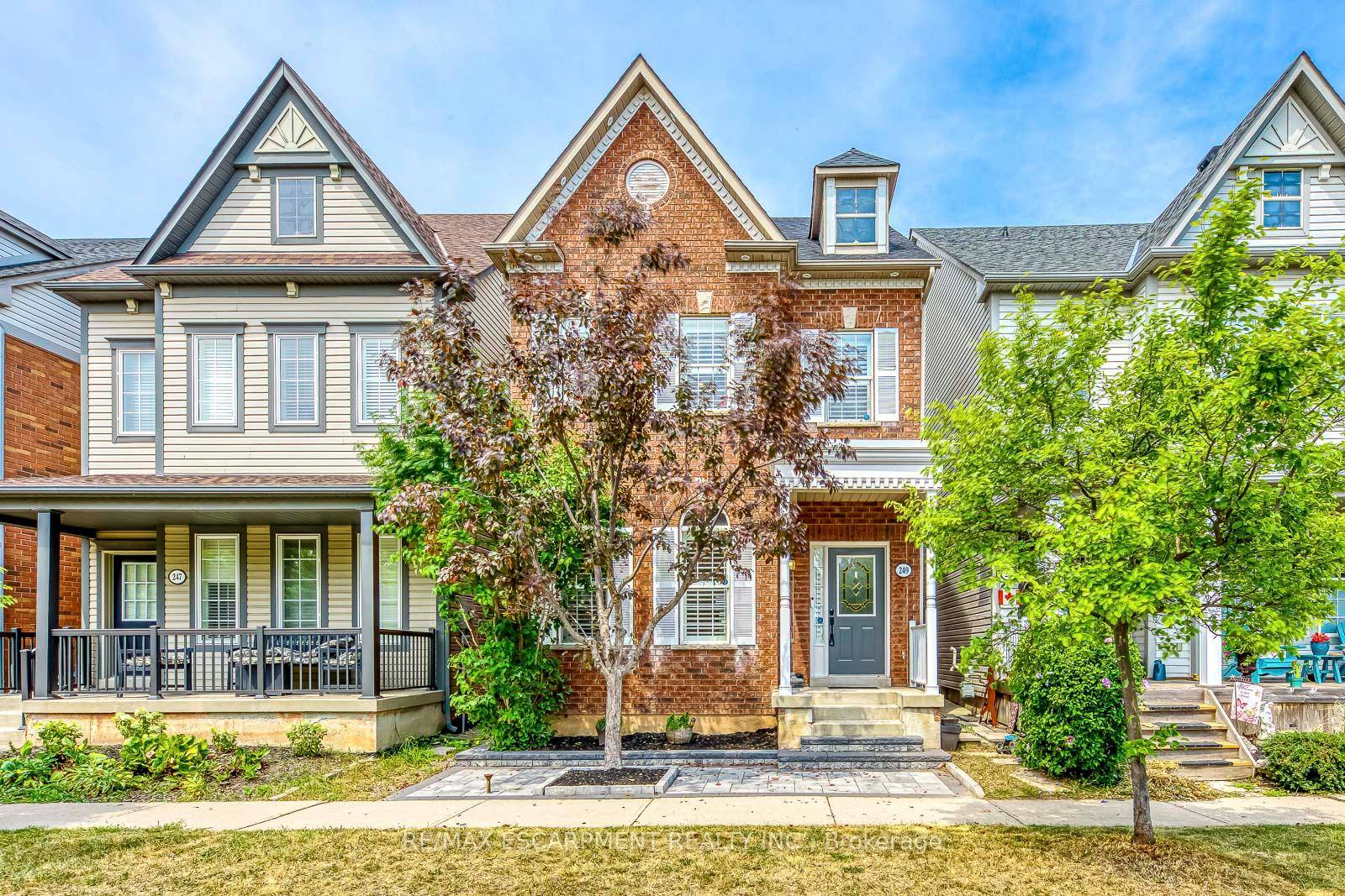 Move in ready 3 Bed, 3 Bath detached home in desirable Uptown Oakville overlooking a scenic park right outside your front door.