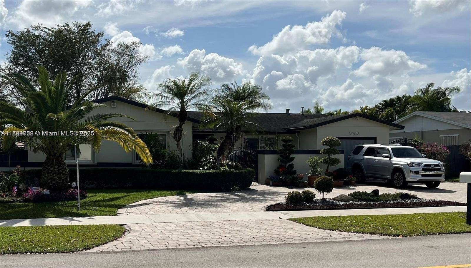 Looking for the perfect home in the highly sought after neighborhood of Devonaire ?