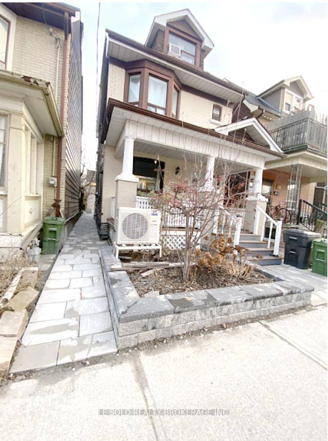 Cozy 2nd floor one bedroom with a private 3 pcs bathroom for lease.