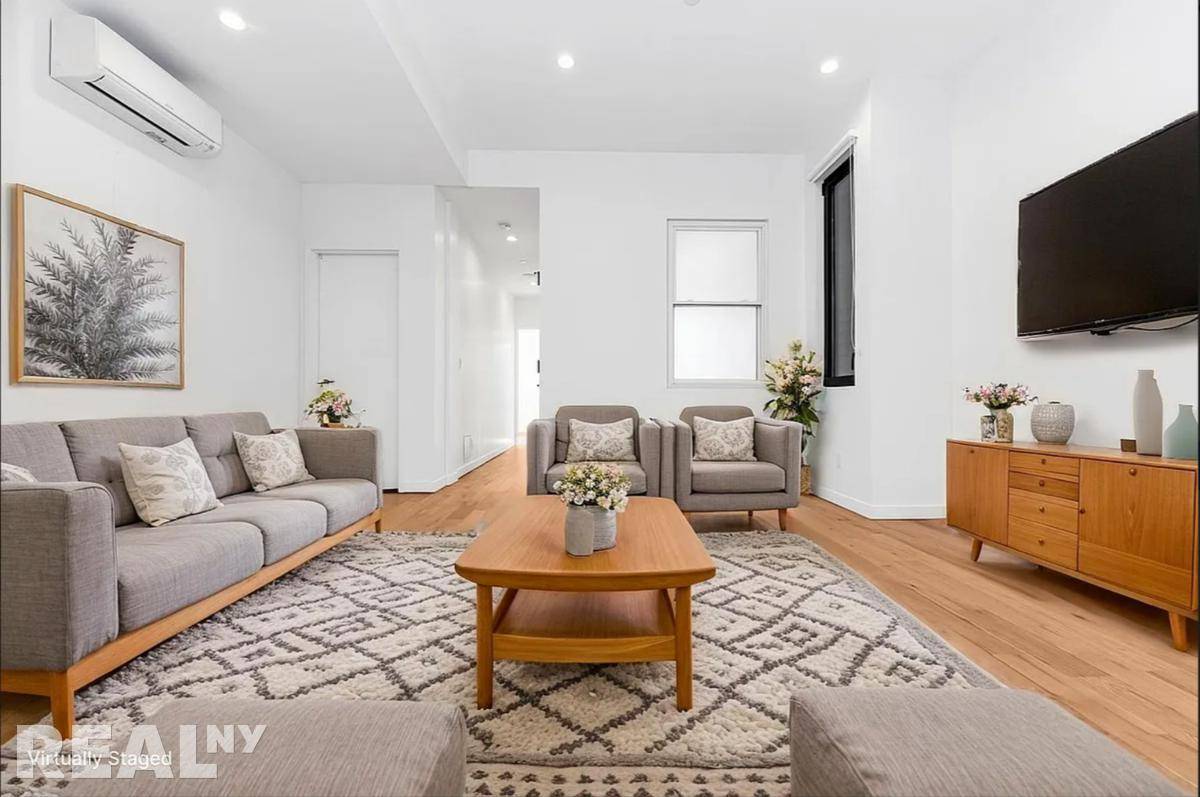 Stylish amp ; Spacious Bushwick 4BRWasher Dryer, Rooftop, Prime Location Step into style and comfort in this beautifully renovated apartment, perfectly situated in one of Brooklyns most creative and energetic ...