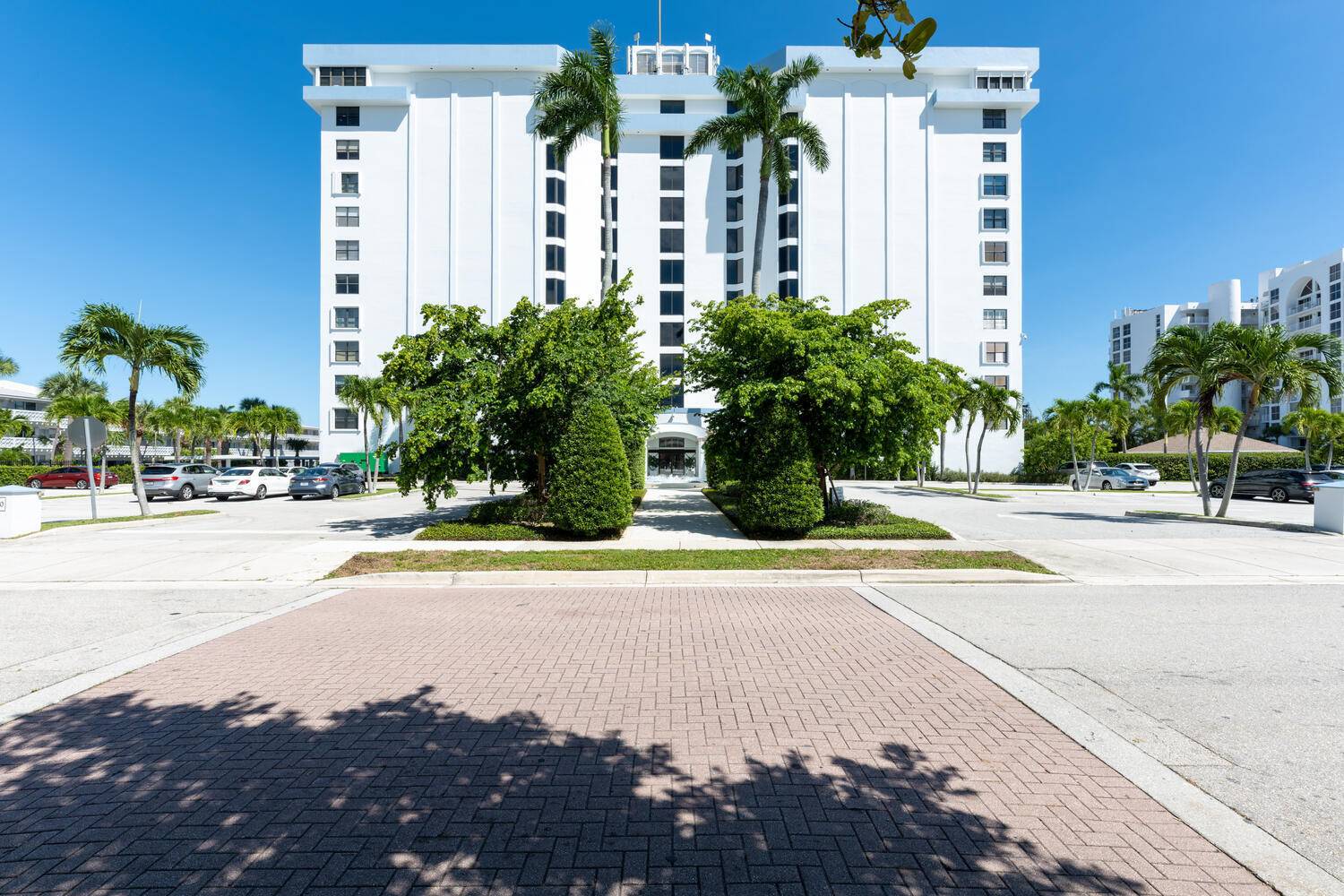 Welcome to Portofino South This spacious 1 bedroom, 1.