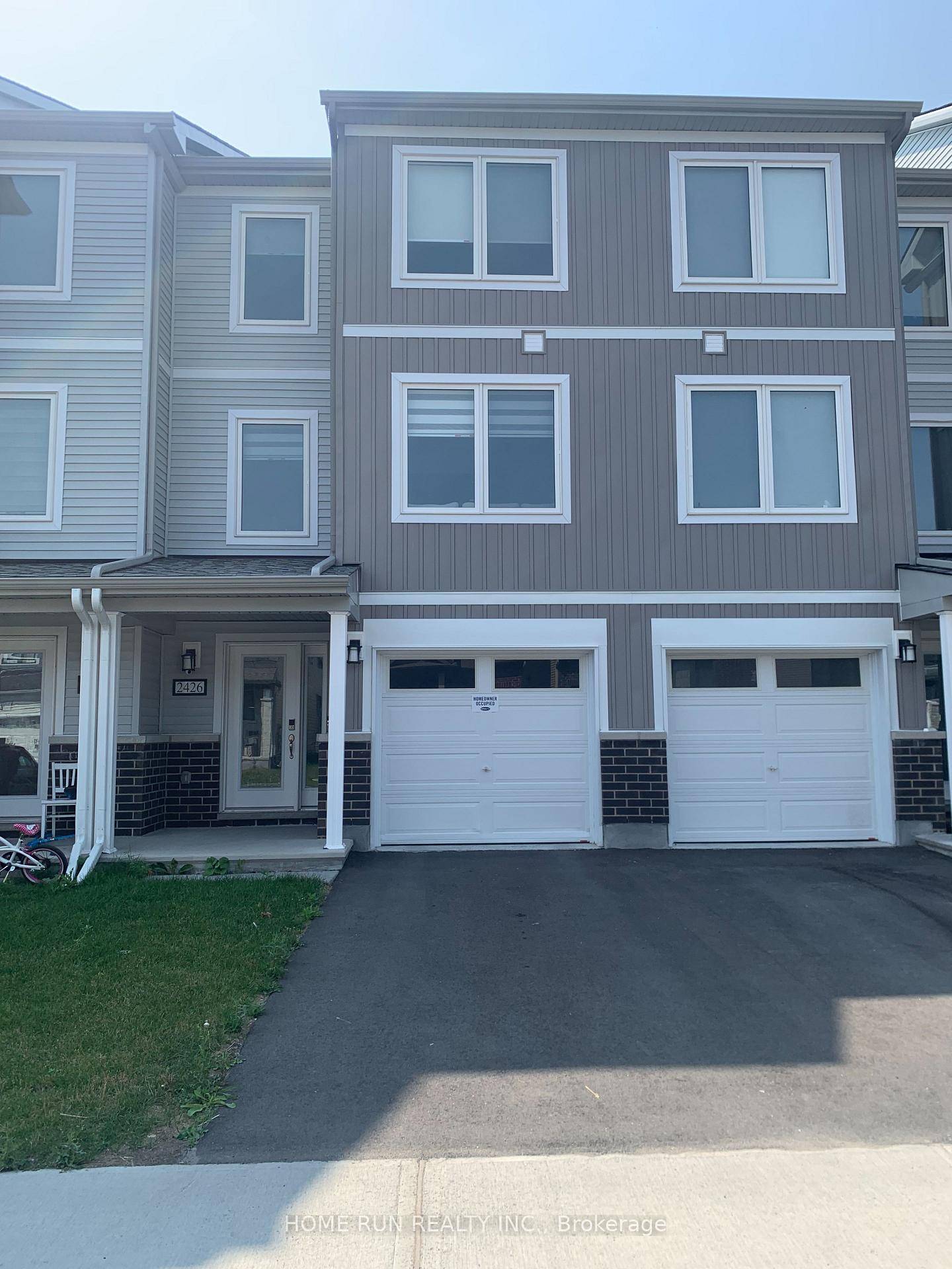 Beautiful 4 bedroom, 4 bath plus Den 3 Floor Townhouse in Half Moon bay !
